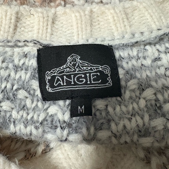 Cute V neck diamond pattern sweater with fringe on sleeves. Muted colors - Picture 5 of 12